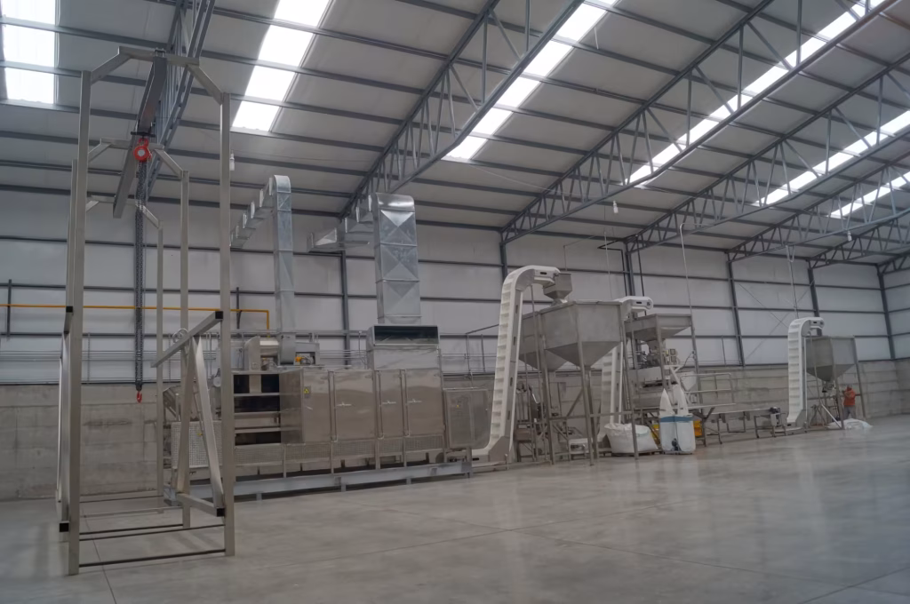 Interior de la planta descascaradora y seleccionadora de cacahuate