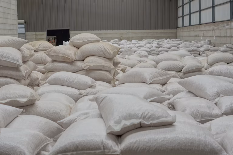 Bodega de sacos de cacahuate descascarado clasificado por tamaño
