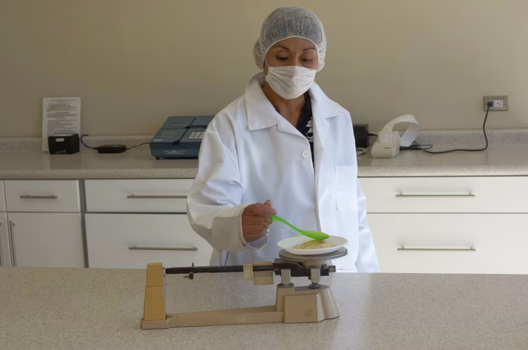 Técnica de laboratorio analizando muestras de cacahuate para aflatoxinas y salmonela