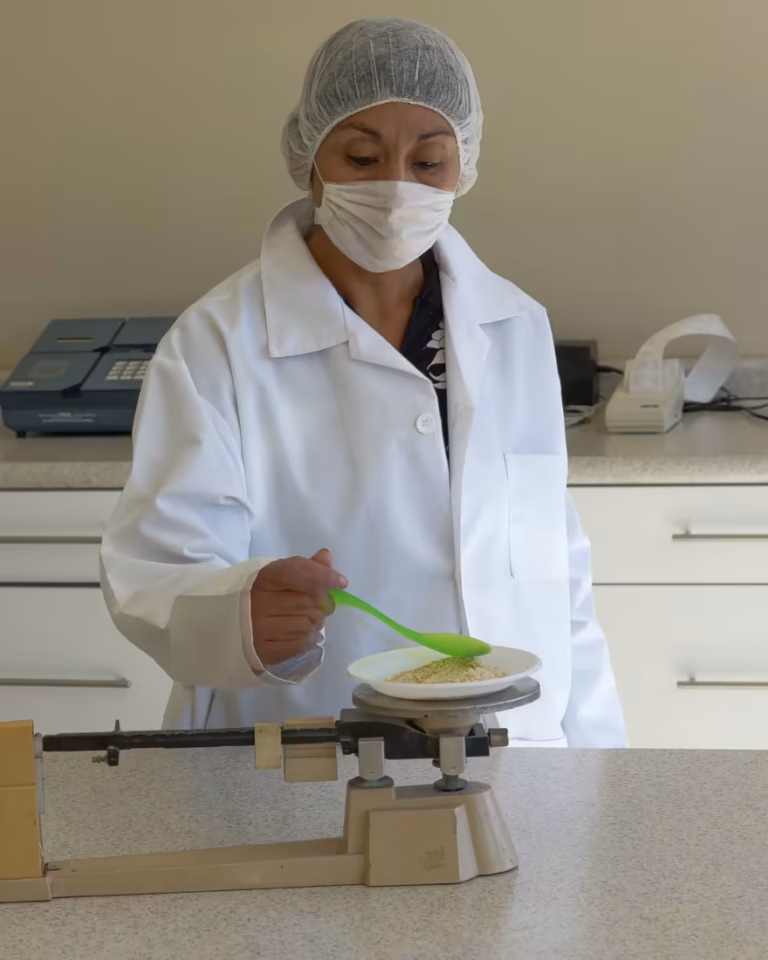 Laboratorio de análisis de aflatoxinas y salmonela en cacahuate